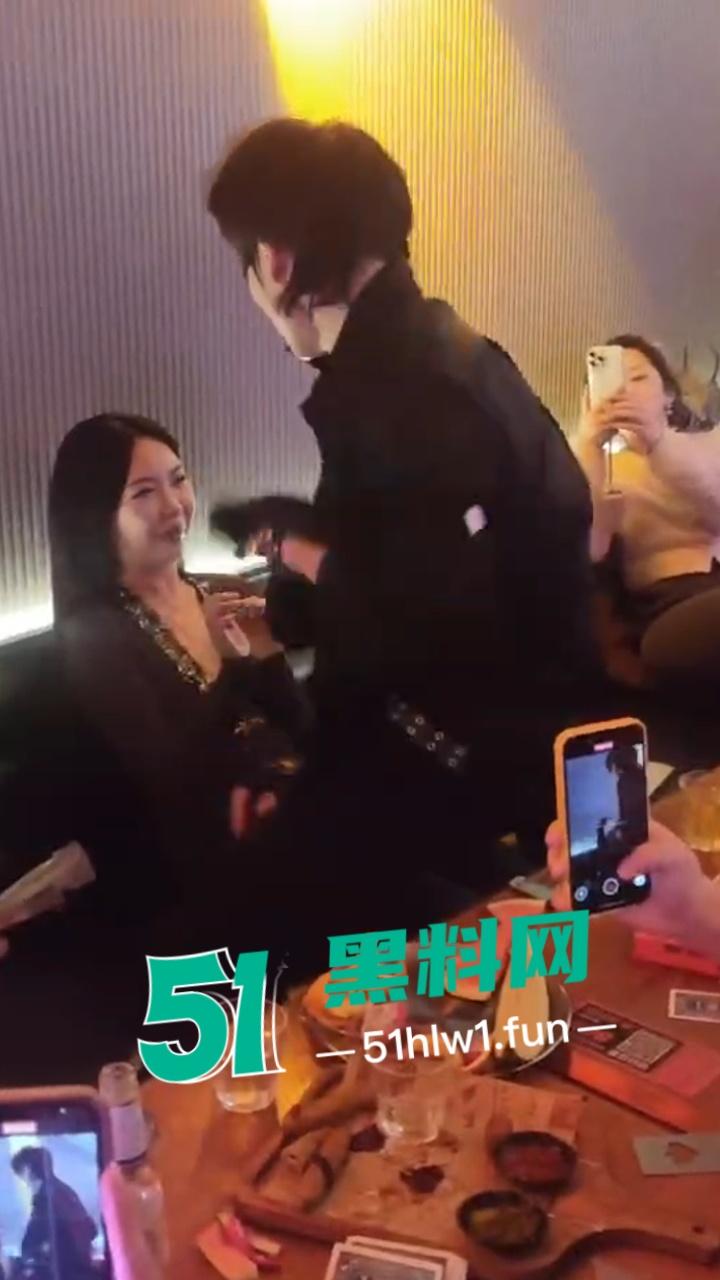 实拍上海商K富婆们的快乐生活,性感小富婆叫少爷裸露腹肌激情热舞,玩的富婆脸都红了。-4