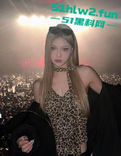 独家曝光!浙江杭州红包女气质23岁反差骚鸡贱逼【李乐】私下发骚约操大哥,钟点房黑丝暴力后入爆干!-5