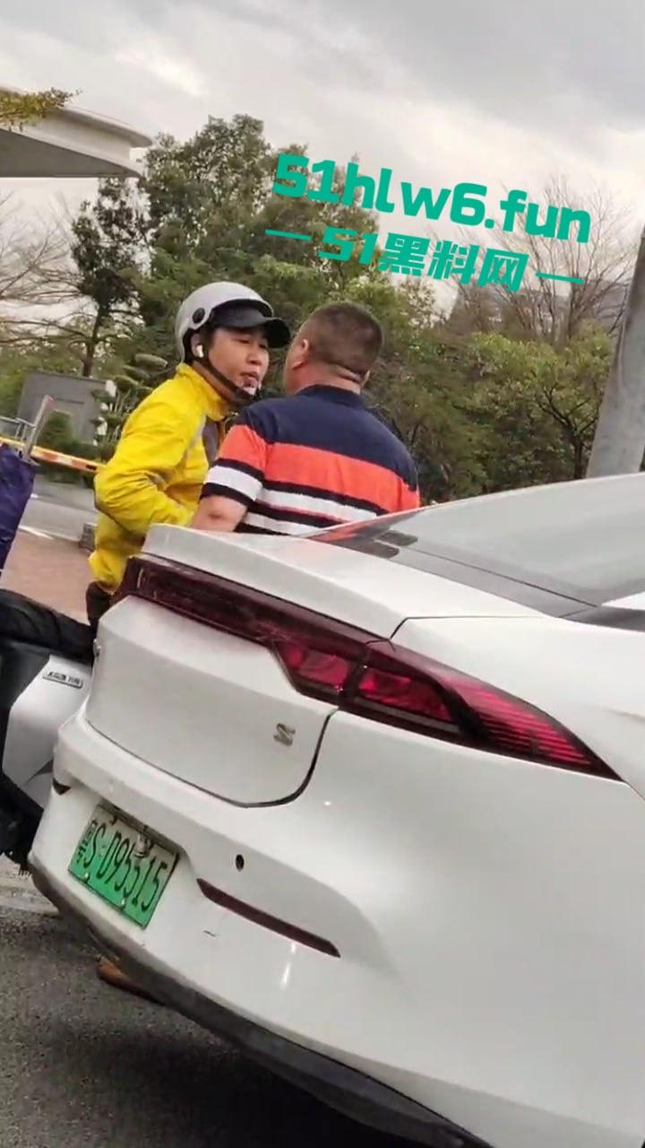 广东东莞网约车路怒哥,下车辱骂外卖员后备箱掏出铁棍,结果只是虚张声势吓唬人死活不敢动手。-2