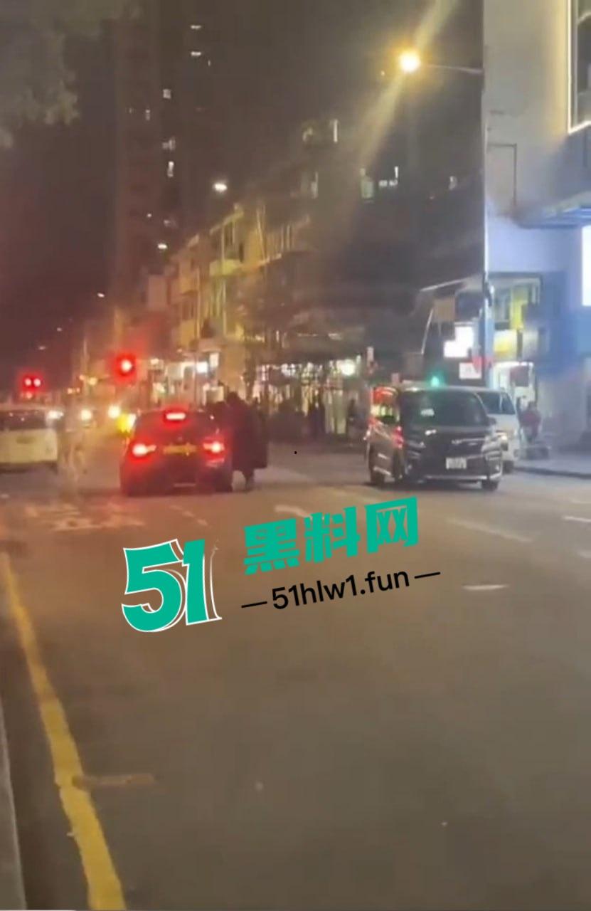 香港街头变抢金战场,4蒙面刀匪手持铁锤猛砸金铺,秒掳金饰驾车狂飙逃离,驾车消失得无影无踪!-4