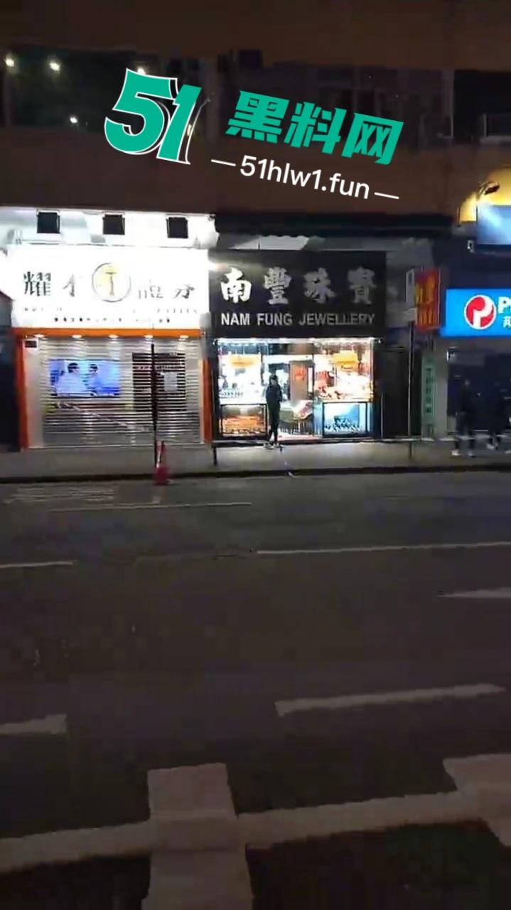 香港街头变抢金战场,4蒙面刀匪手持铁锤猛砸金铺,秒掳金饰驾车狂飙逃离,驾车消失得无影无踪!-5