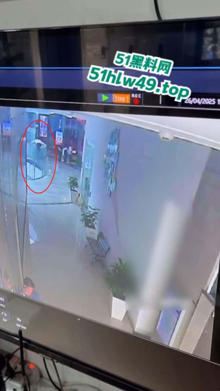 广东佛山万达广场,男子跳楼自杀监控画面流出,疑似感情受挫婚后竟被渣女带走全部财产想不开。-2