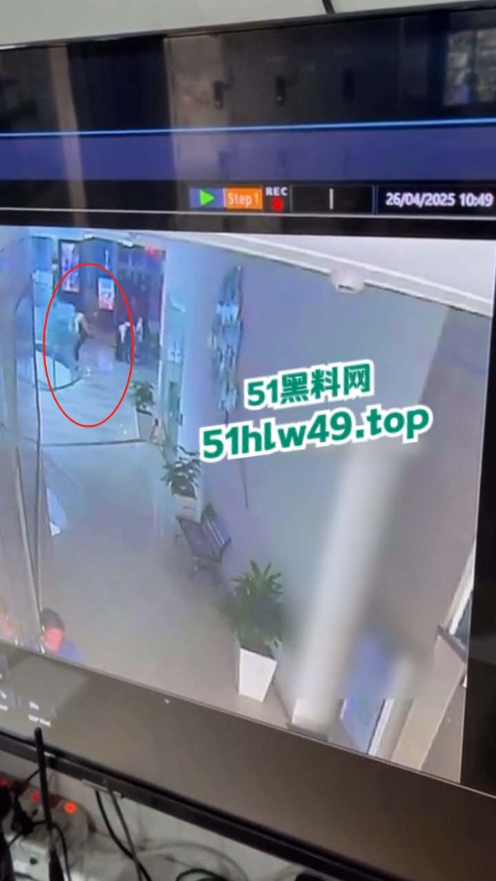 广东佛山万达广场,男子跳楼自杀监控画面流出,疑似感情受挫婚后竟被渣女带走全部财产想不开。-5