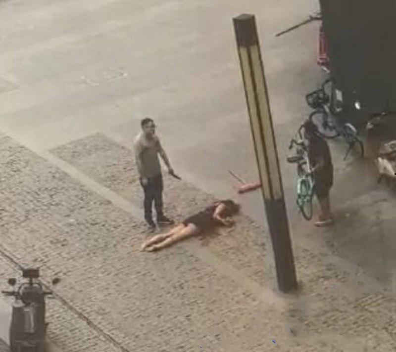 四川成都大街上杀人现场曝光 一男子手持尖刀连捅妻子数刀直至死亡 杀疯了欲对旁边路人下手  尖刀都被捅弯了 现场血流成河 胆小者勿入-1