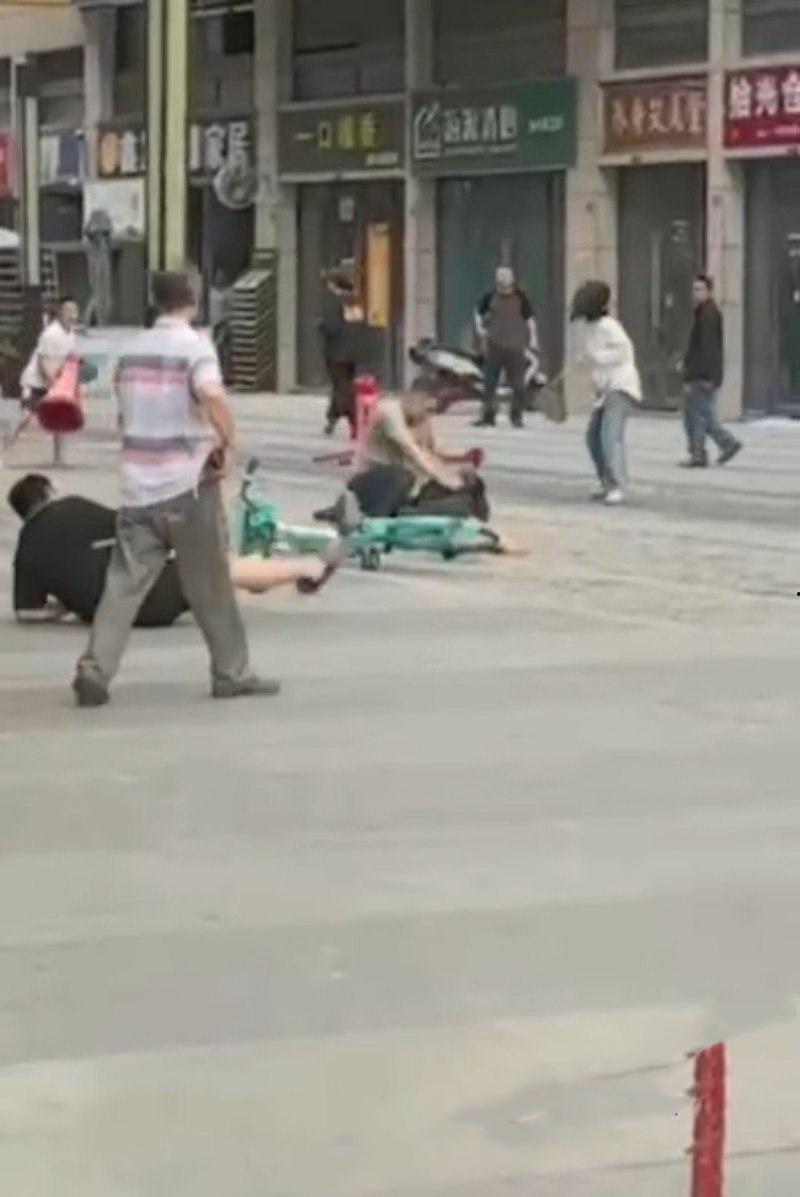 四川成都大街上杀人现场曝光 一男子手持尖刀连捅妻子数刀直至死亡 杀疯了欲对旁边路人下手  尖刀都被捅弯了 现场血流成河 胆小者勿入-2