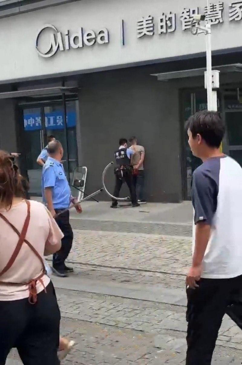 四川成都大街上杀人现场曝光 一男子手持尖刀连捅妻子数刀直至死亡 杀疯了欲对旁边路人下手  尖刀都被捅弯了 现场血流成河 胆小者勿入-3