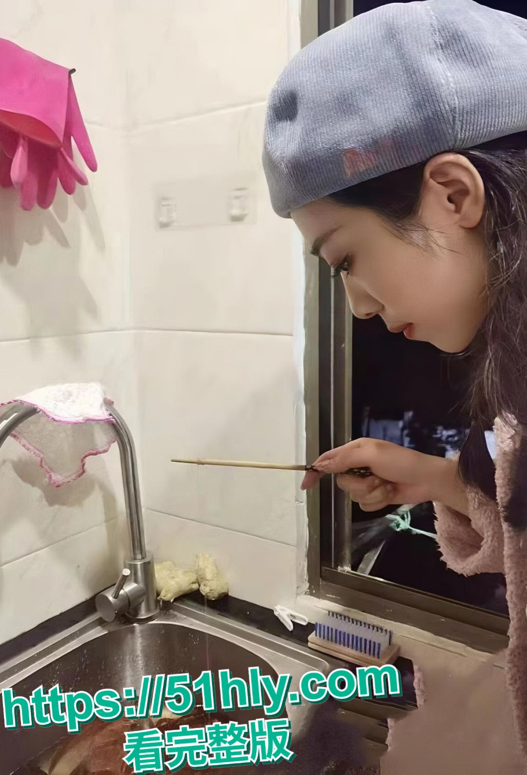 浙江台州26岁人妻马彦静订婚后饥渴难耐与前男友偷腥出轨  穿着性感母狗套装被后入爆操 淫穴被玩弄的直接潮喷-2