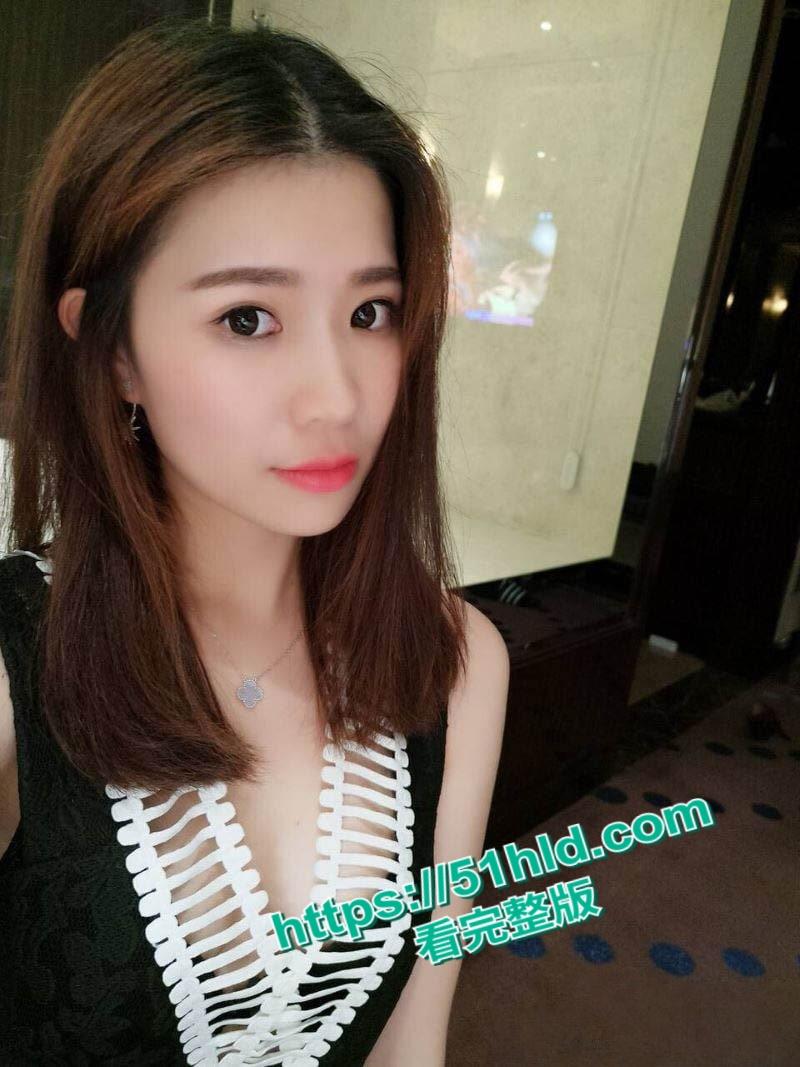 江苏高校极品班花不雅视频泄露，SM调教带狗链舔脚，大鸡巴甩脸羞辱反差感爆棚！-1