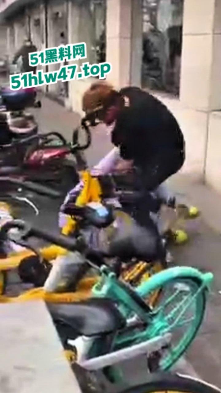 广州黑人被精神小伙爆揍,网友恶嘲这是汉人殖民者,在广坎达街头殴打土著,原来广州早已被黑人占领了啊!-5