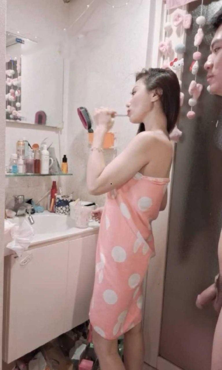 江苏高颜值新婚夫妻早晨洗漱自拍做爱视频泄密 高颜值巨乳骚穴于一身 娶到这样的骚妻 子非亲生又有何憾-2