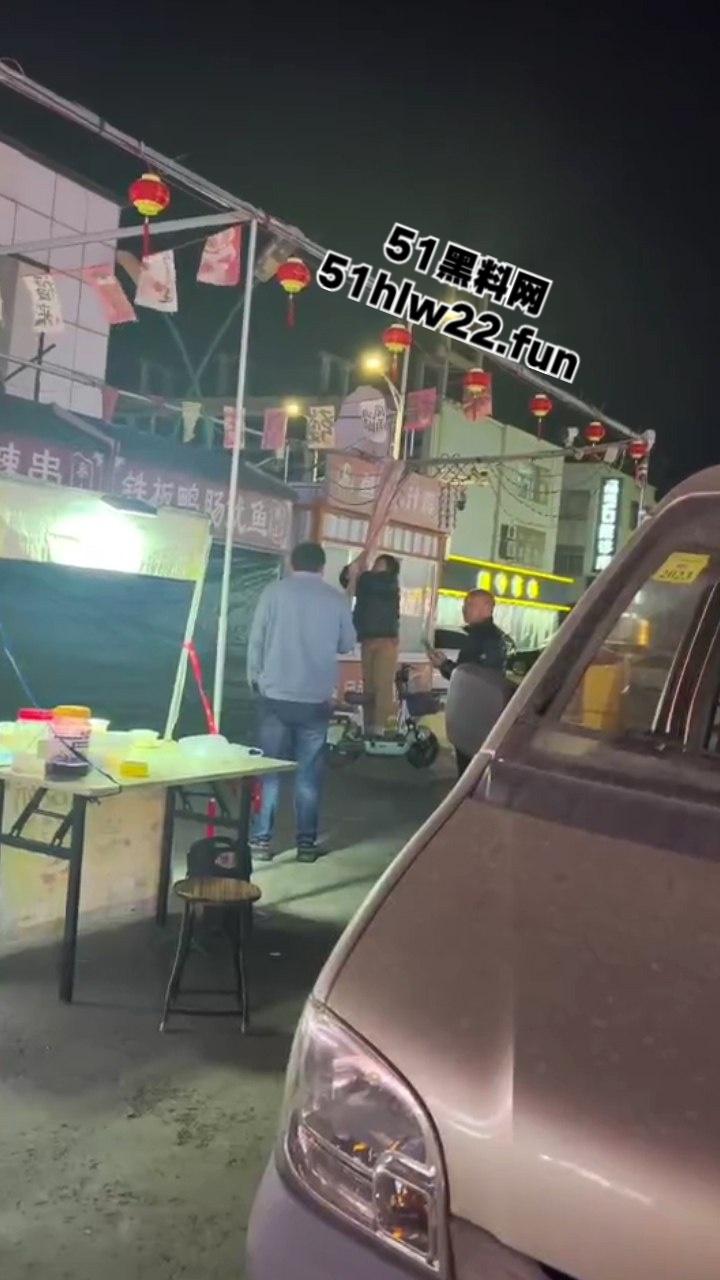 山东戏精大妈当街撒泼耍浑一哭二闹三上吊，表演太久看大家不上套此场闹剧尴尬收场。-4