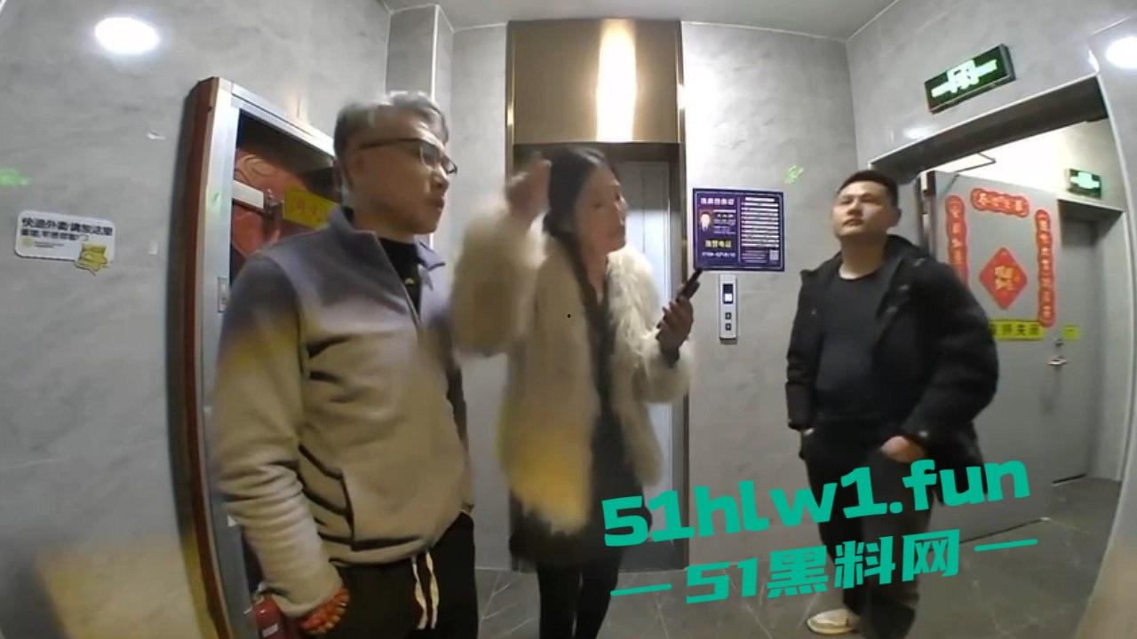 黑社会催债跑错楼层，错把无辜居民当成欠钱老赖狂踹家门，猫眼实拍监控曝光跟恐怖片似的！-1