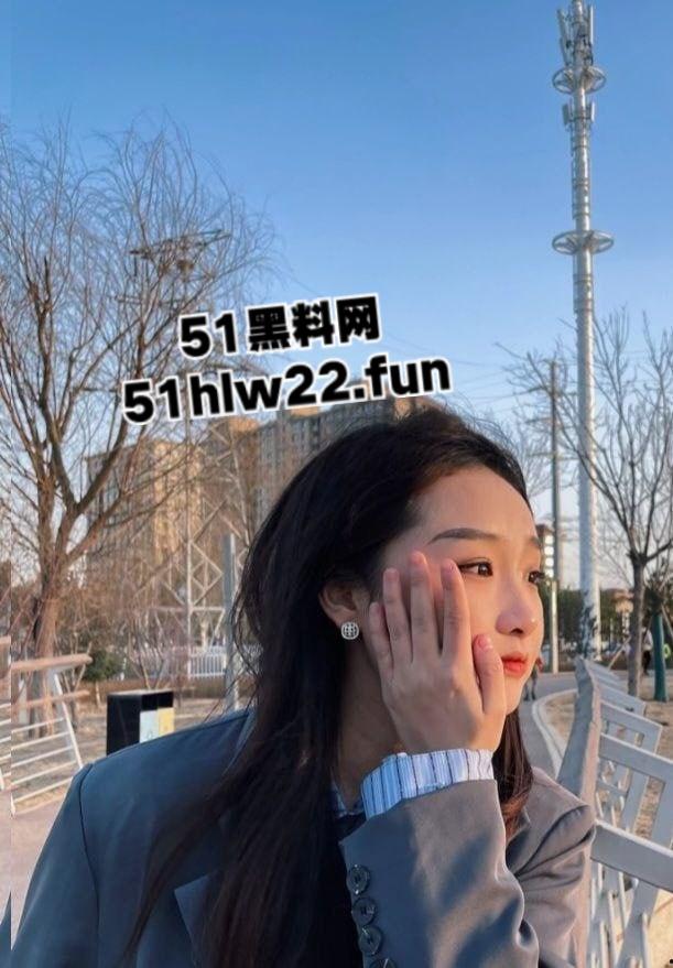 包头轻工技术学院反差妹【王静】深夜化身淫荡骚狗,黑丝翘臀疯狂榨精自慰陪睡各种约炮。-5