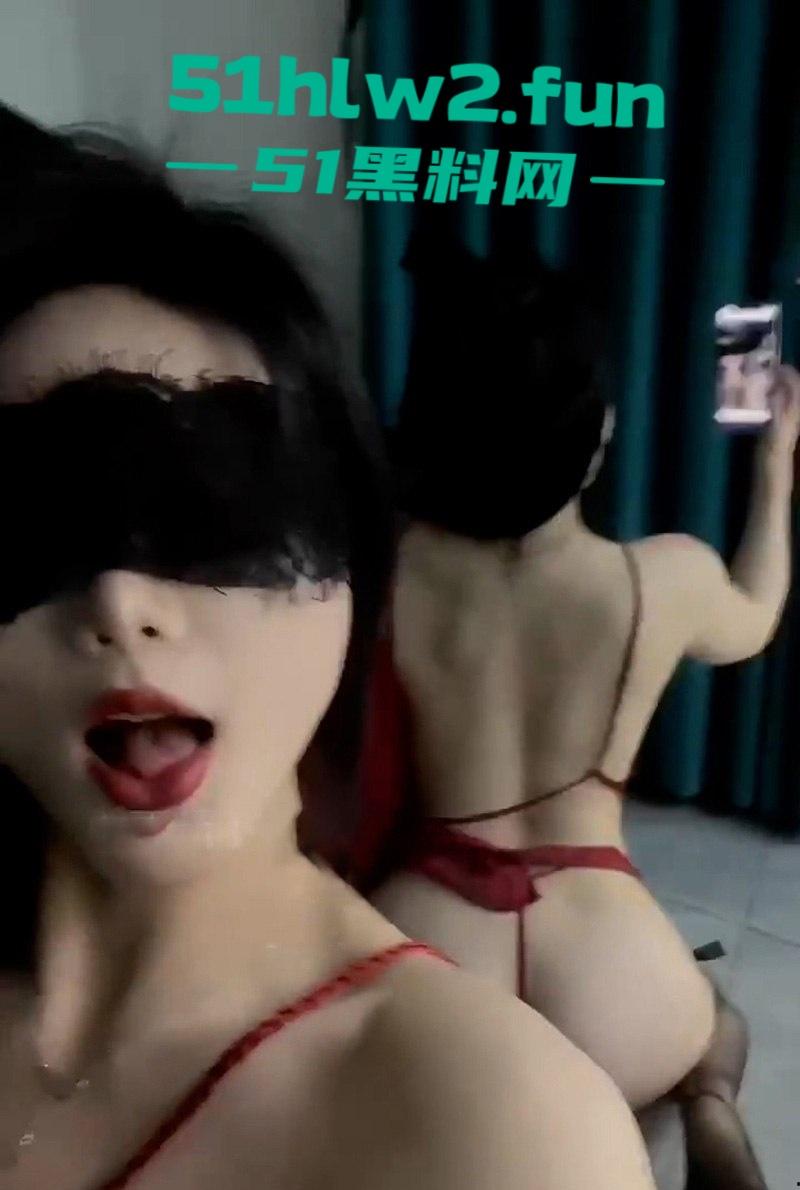 抖音网红【不骚不要钱】黑丝高跟足交自慰喷水，巨乳反差婊金主定制流出，奶子贴脸挤得人喘不过气！-5