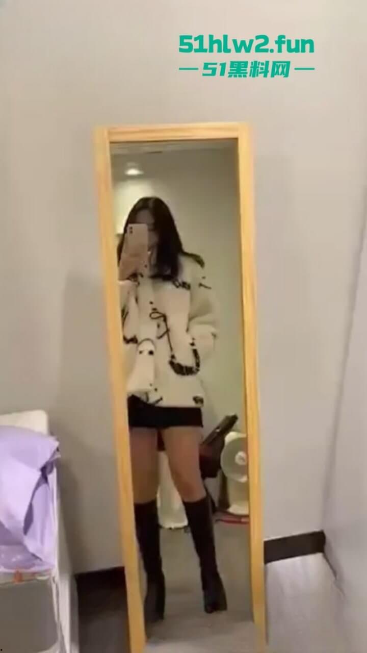 你喜欢的样子我都有，清纯颜值型女大学生送给男友的特殊开学礼物，泄欲发骚拍下视频被泄密！-5