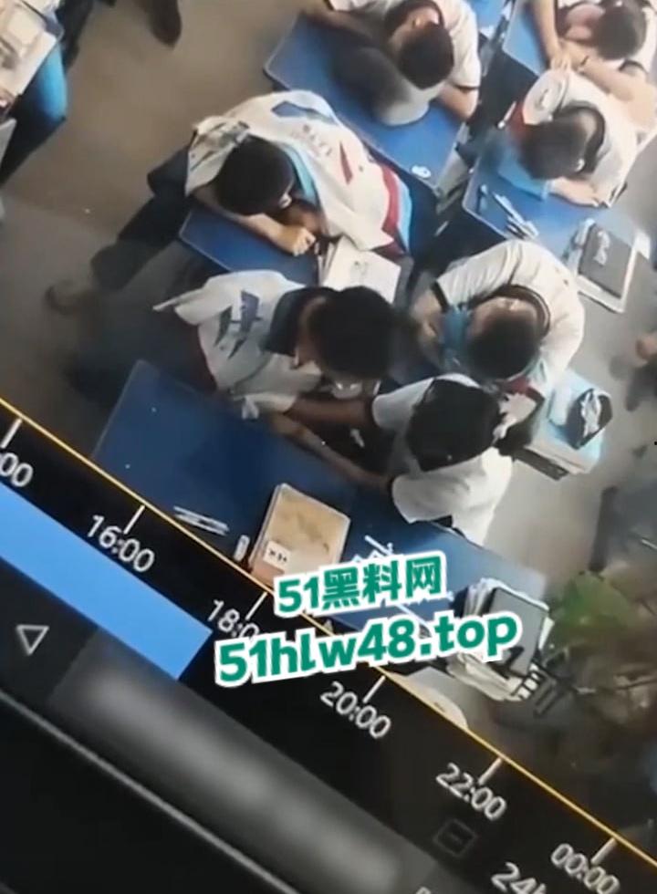 广州市第七中学【胡梦玲】上课主动给同桌手淫，监控下记录被曝光，小年轻又骚又胆大完全控制不了。-2