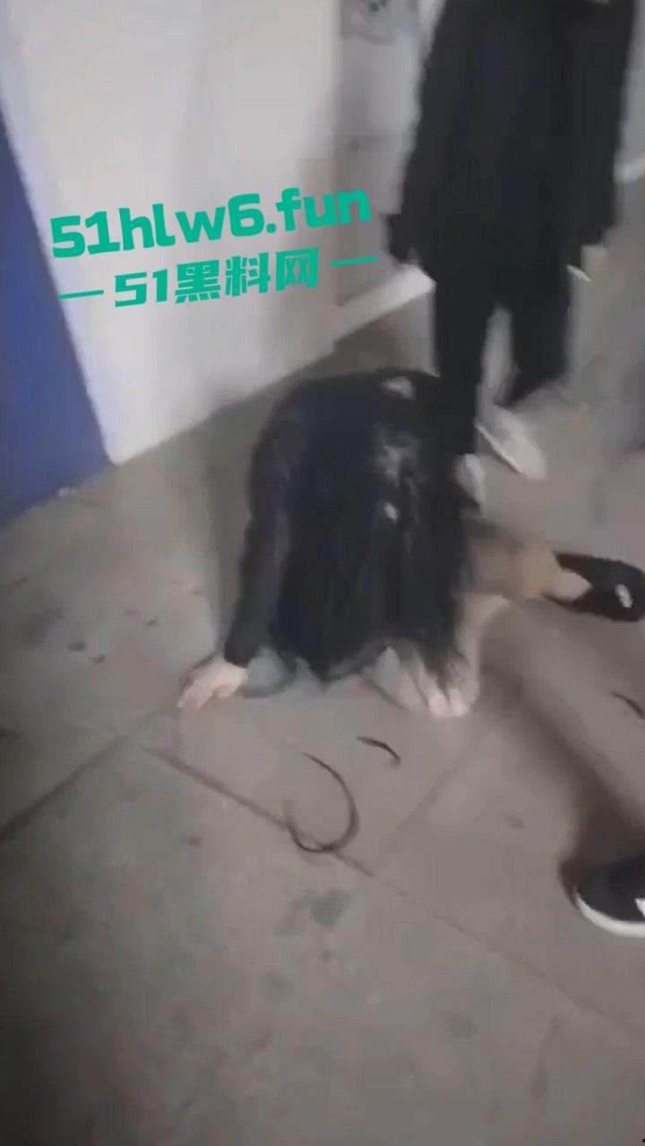 俩嘴贱妹给大姐头造黄谣,被对方带人当街暴打,拖拽扇脸假体都打出来了。-2