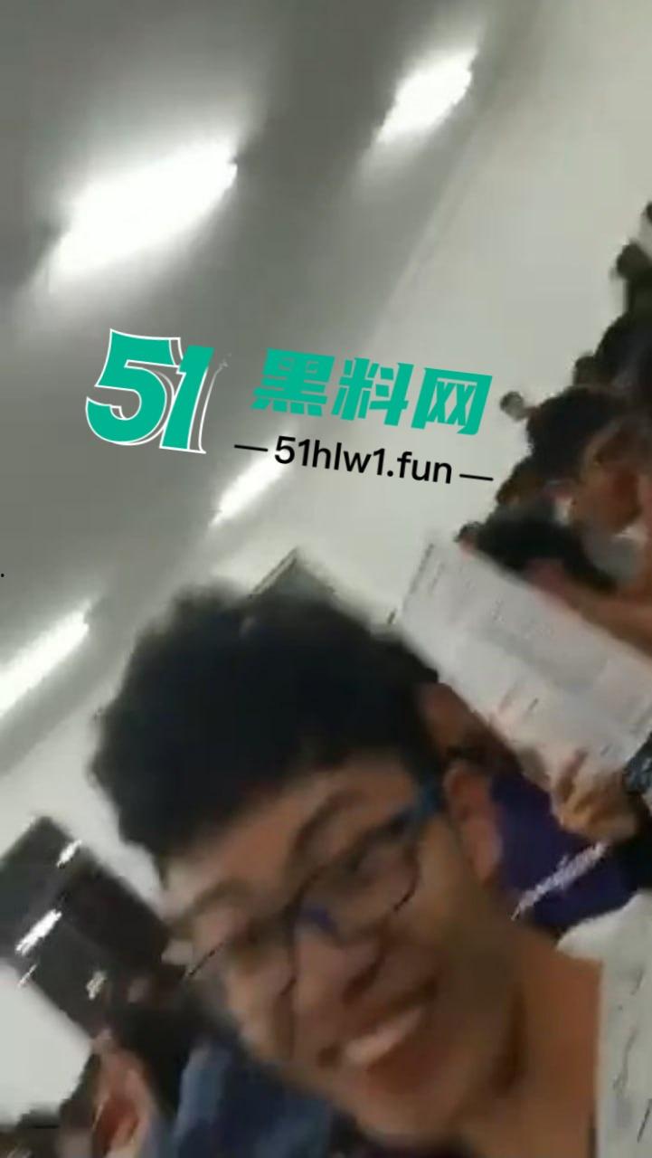 课堂意外变看片现场,男老师误触播放岛国爱情片,全班学生集体围观,女生掩面羞愧!-1