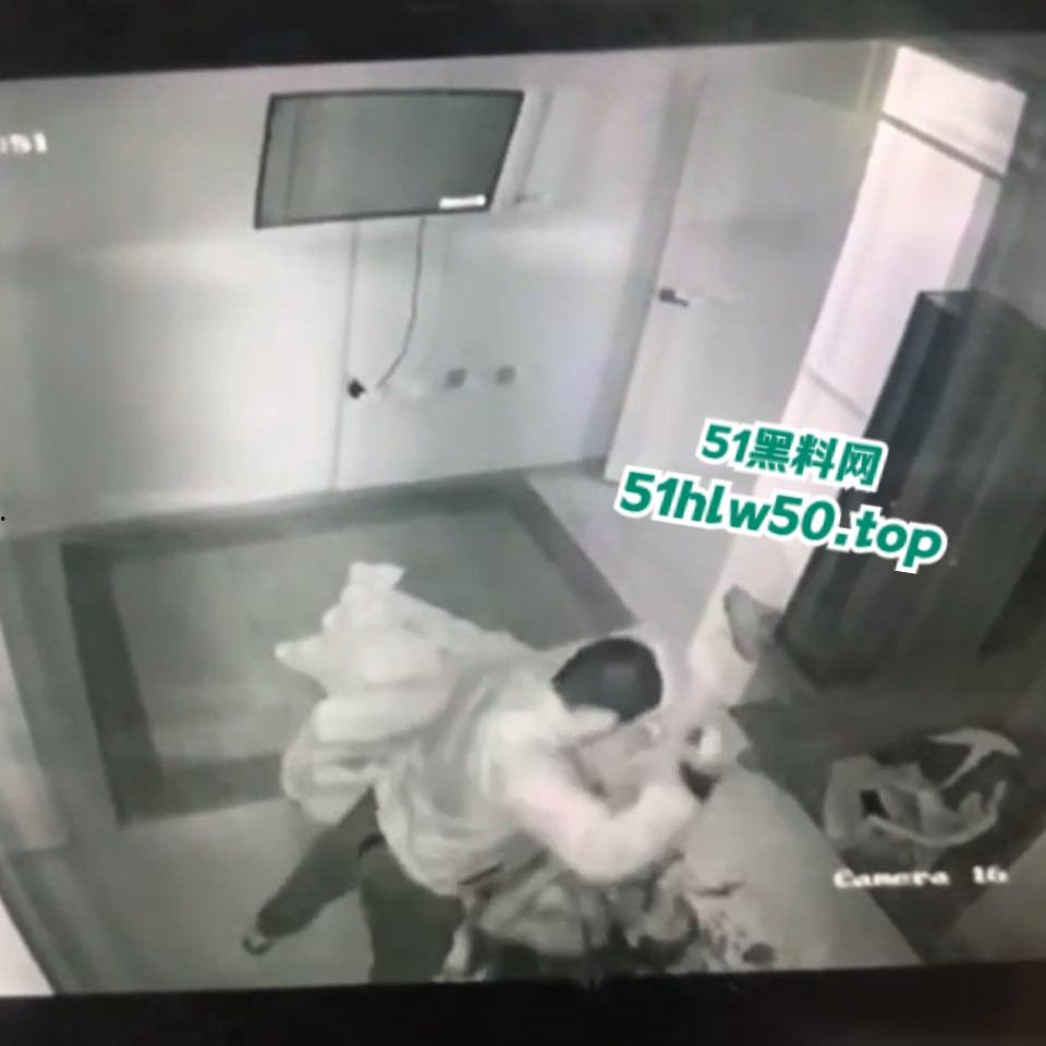 真实偷情捉奸杀人现场,狗男女酒店偷情被老公发现闯入,酒店监控偷拍到惊悚一幕当场刀杀两人!-5