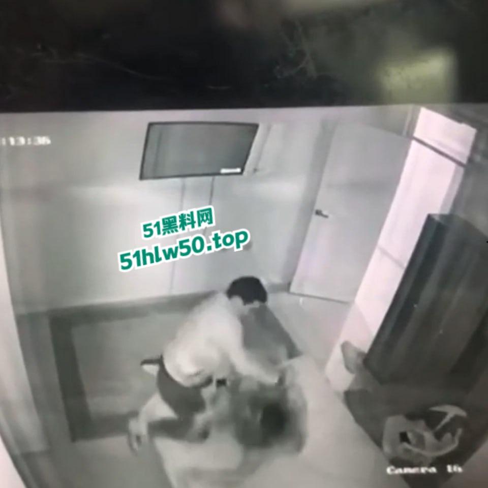 真实偷情捉奸杀人现场,狗男女酒店偷情被老公发现闯入,酒店监控偷拍到惊悚一幕当场刀杀两人!-6