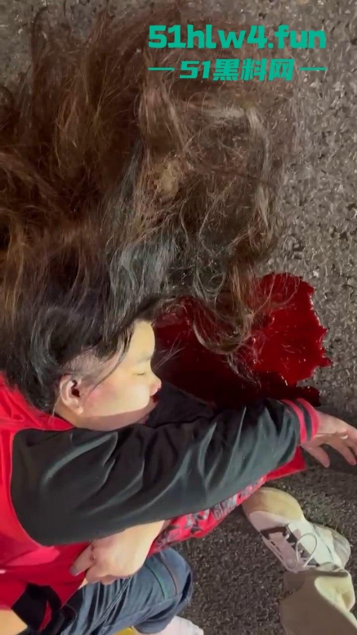 实拍悲惨车祸现场，可怜长发妹被撞飞后流血不止，血流速度比水龙头都快神仙来了也摇头！-2