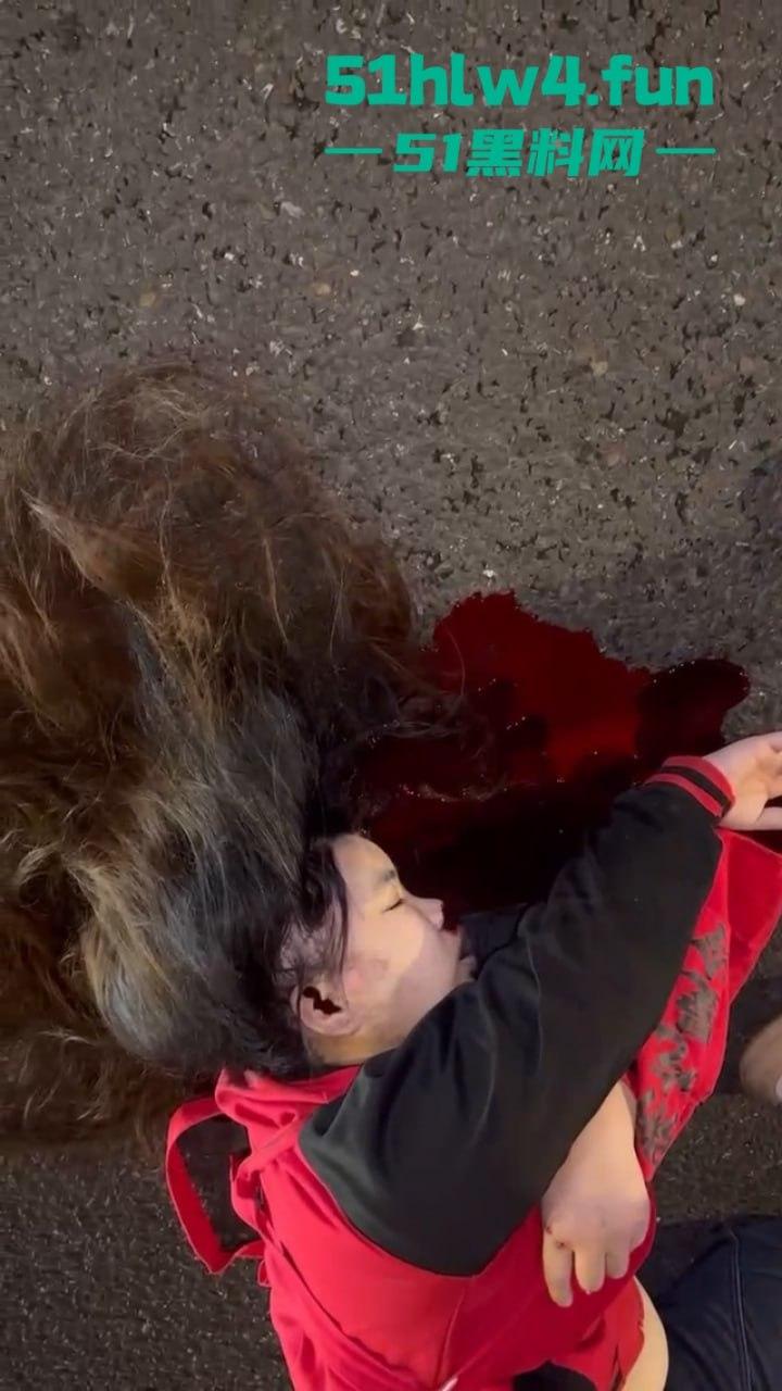 实拍悲惨车祸现场，可怜长发妹被撞飞后流血不止，血流速度比水龙头都快神仙来了也摇头！-4