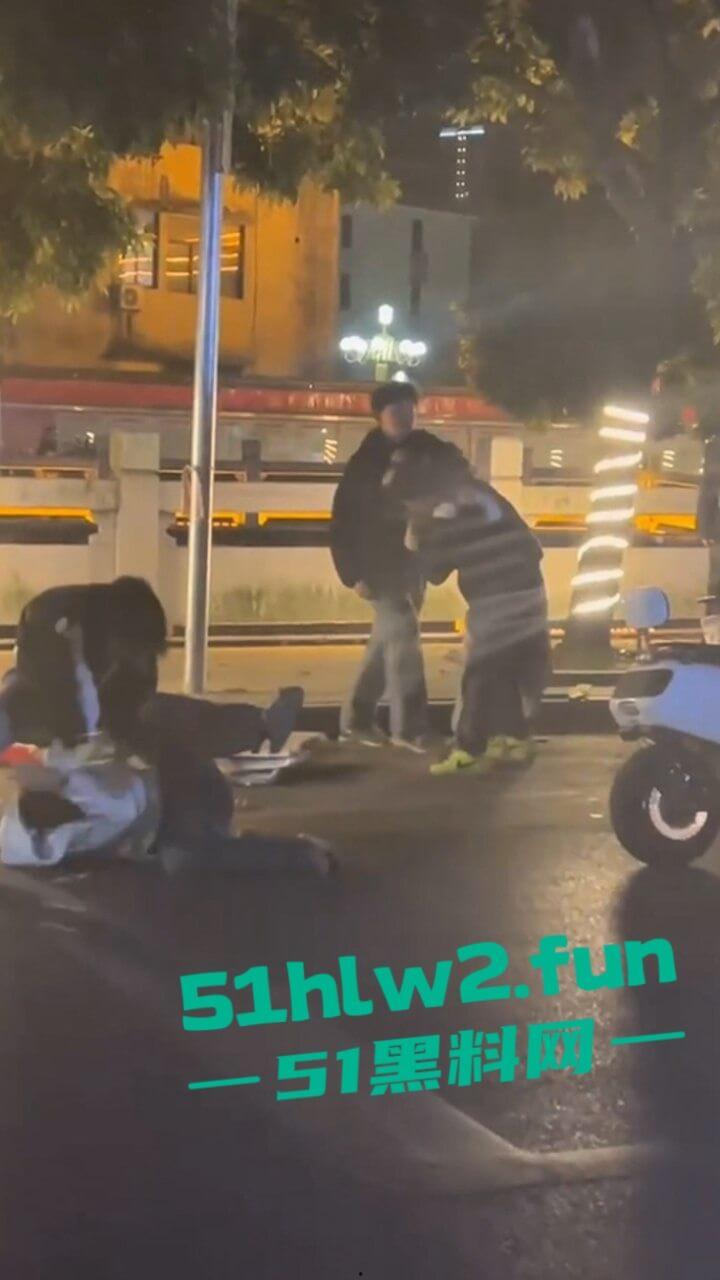 精神小伙街边斗殴为了女友逞面现场视频,骑电瓶车带人围殴一群人殴打两个人,目前几人已经被逮捕。-4