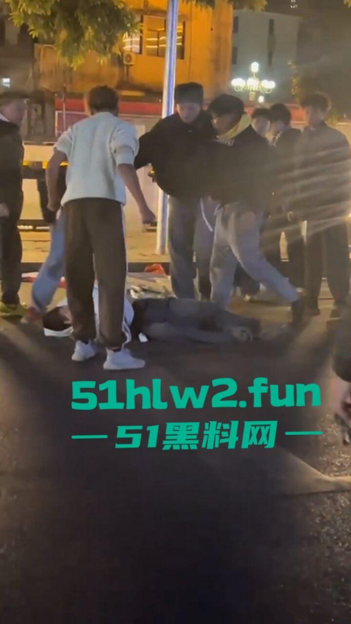 精神小伙街边斗殴为了女友逞面现场视频,骑电瓶车带人围殴一群人殴打两个人,目前几人已经被逮捕。-6
