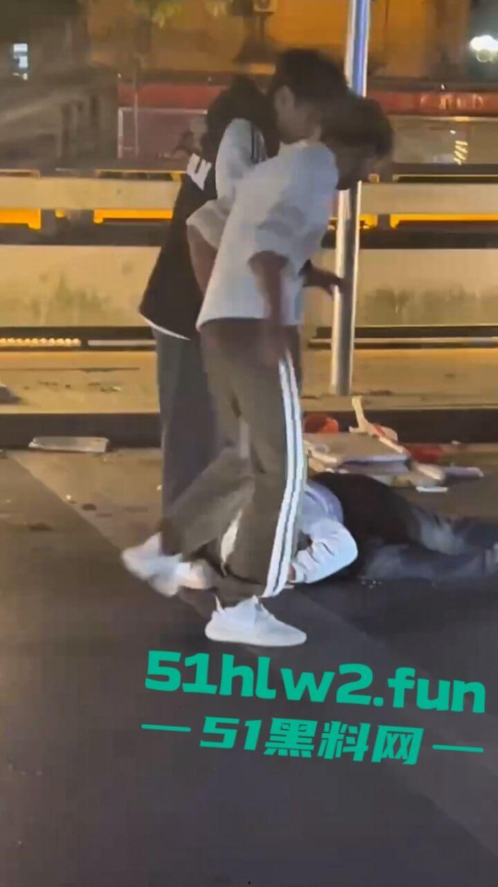 精神小伙街边斗殴为了女友逞面现场视频,骑电瓶车带人围殴一群人殴打两个人,目前几人已经被逮捕。-7