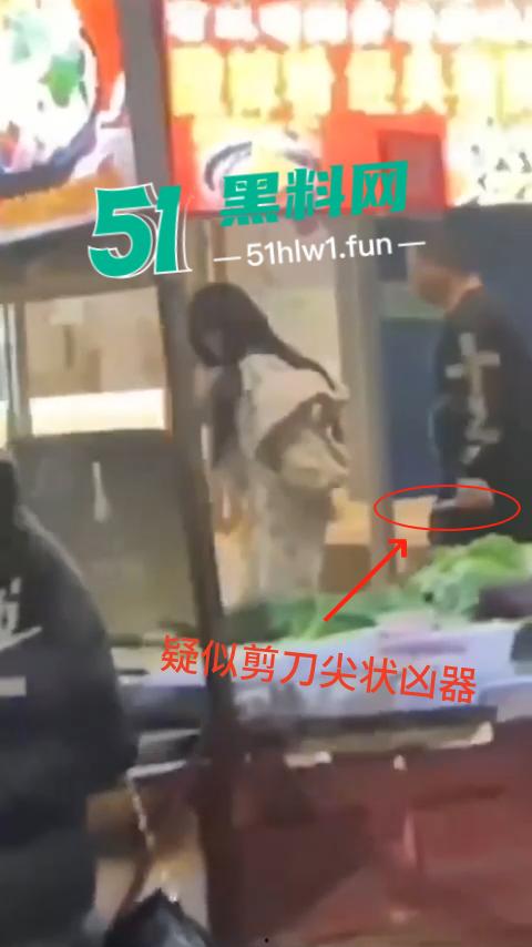 福建南平惊险一男子在夜宵摊用刀具不停地捅刺一女生,这种男子就会欺负小女生。-6