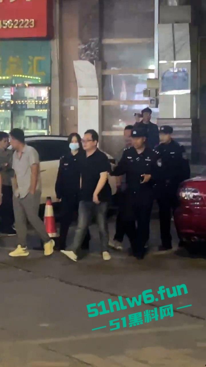 广州城市派对突击扫黄带走一群骚逼老鸨和嫖客,夜店公主排队上车心酸又好笑。-1