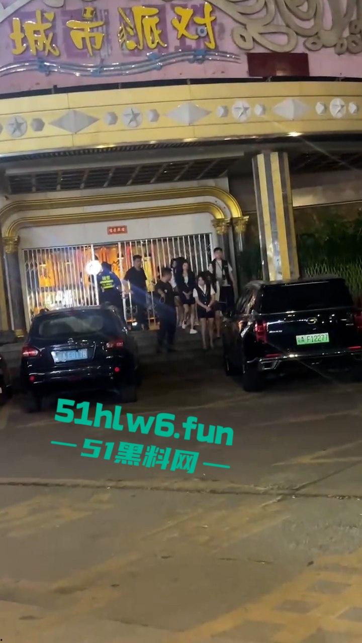 广州城市派对突击扫黄带走一群骚逼老鸨和嫖客,夜店公主排队上车心酸又好笑。-2
