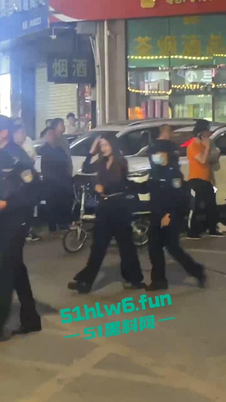广州城市派对突击扫黄带走一群骚逼老鸨和嫖客,夜店公主排队上车心酸又好笑。-3