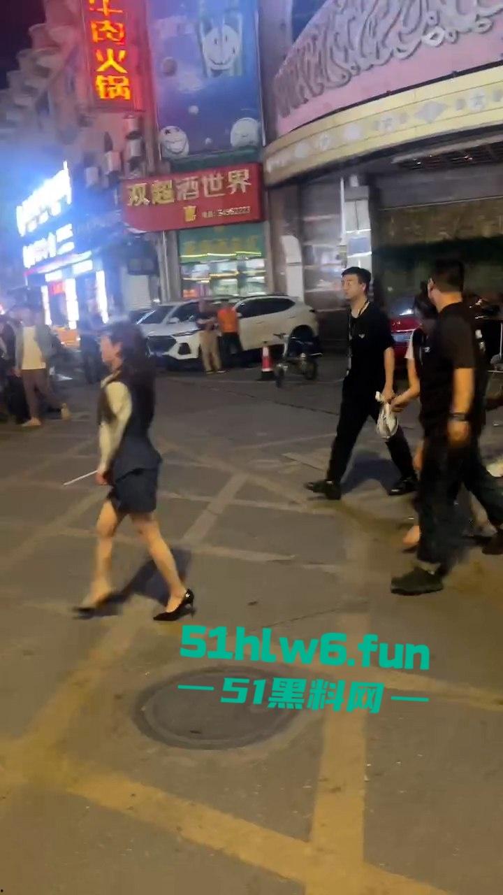 广州城市派对突击扫黄带走一群骚逼老鸨和嫖客,夜店公主排队上车心酸又好笑。-8