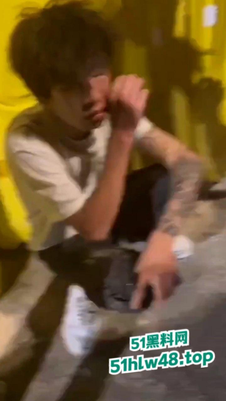 无业小哥偷车当场被抓,惨遭无影脚狂踹被逼互扇耳光,场面炸裂又酸爽。-2