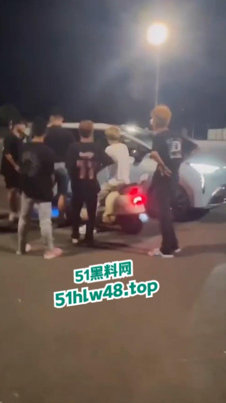 无业小哥偷车当场被抓,惨遭无影脚狂踹被逼互扇耳光,场面炸裂又酸爽。-4