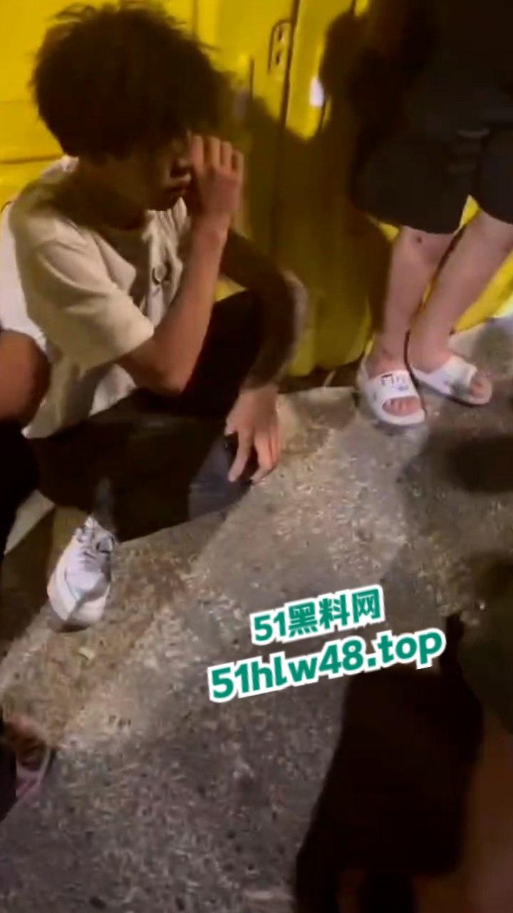 无业小哥偷车当场被抓,惨遭无影脚狂踹被逼互扇耳光,场面炸裂又酸爽。-8