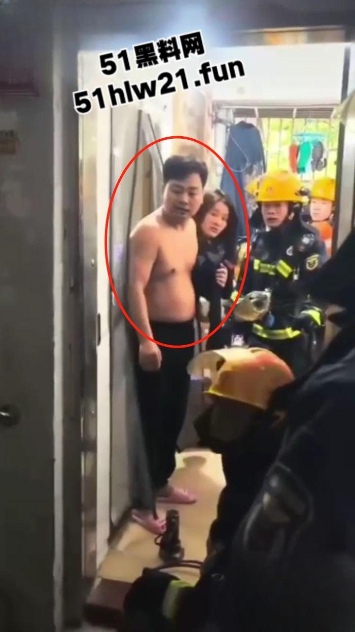 奇葩消防队捉奸行动,邻居听楼下有女人喊救命,果断报警119消防员破门而入,竟是两人做爱女人被操爽了。-3