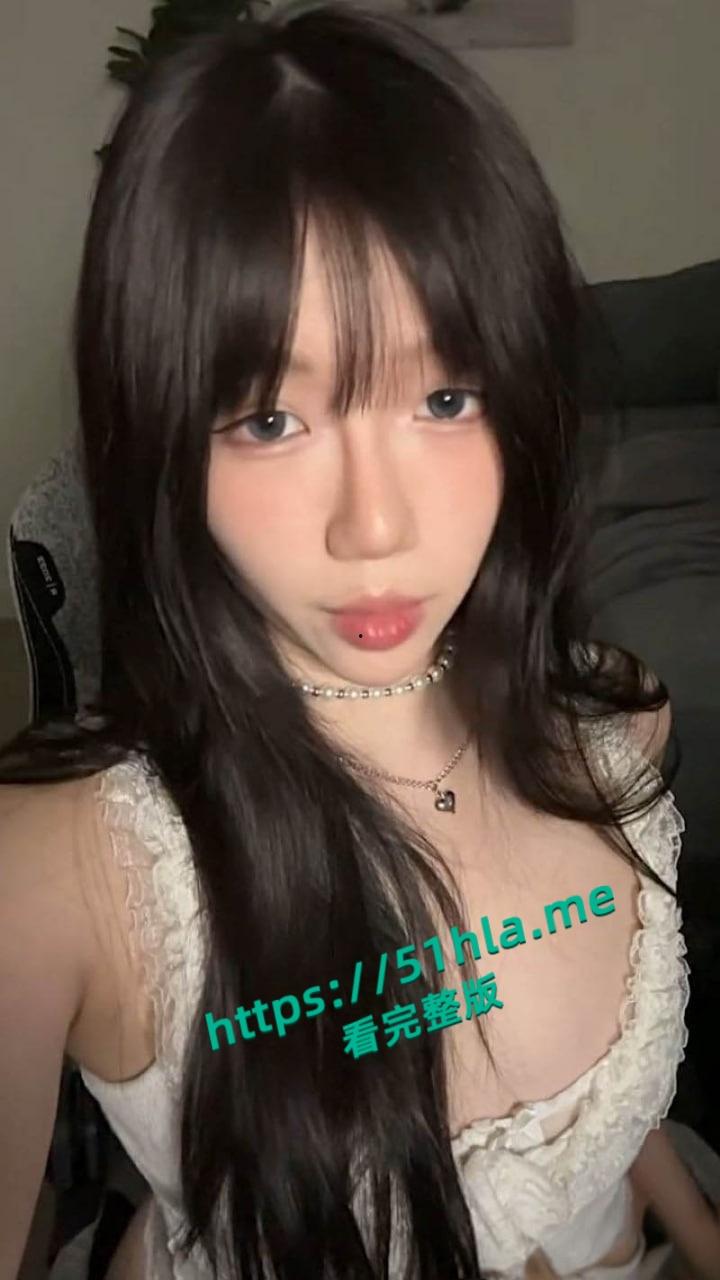 OF高颜值反差学生【aryminh】自拍合集流出,小巧嫩乳挺翘诱人,露脸跪地口交技巧娴熟到炸!-1