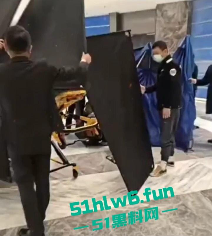 南京金鹰世界男子跳楼自杀,据传男子感情受挫从9楼跳下,脑浆爆裂当场死亡。-4