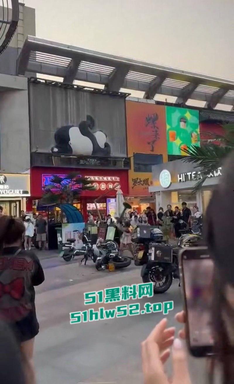 淄博王府井JK铁锤妹妹,怒砸摩托酸辣粉塞排气管还骂街,制服后丁字内裤完全展露,暴走萝莉火爆全网!-3