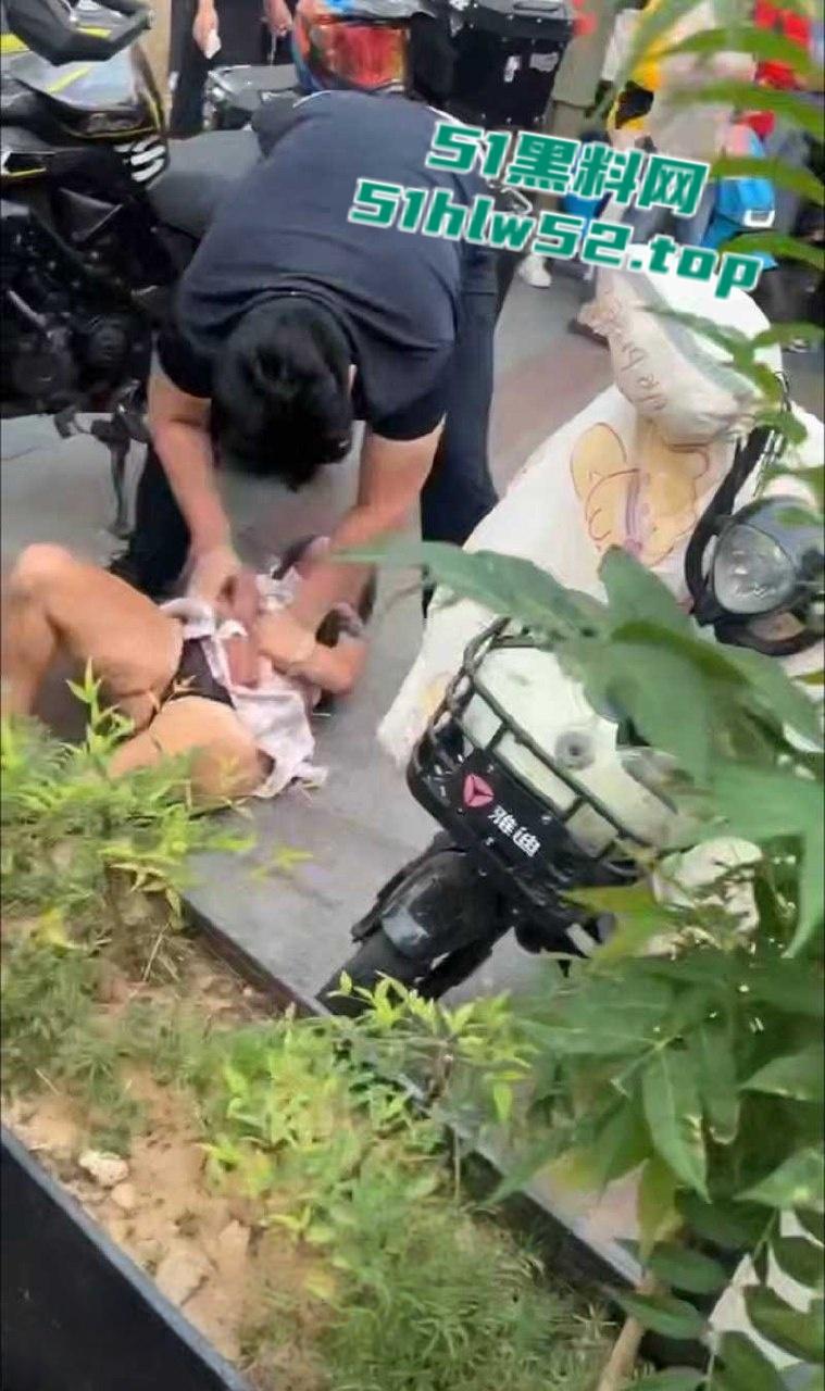 淄博王府井JK铁锤妹妹,怒砸摩托酸辣粉塞排气管还骂街,制服后丁字内裤完全展露,暴走萝莉火爆全网!-4