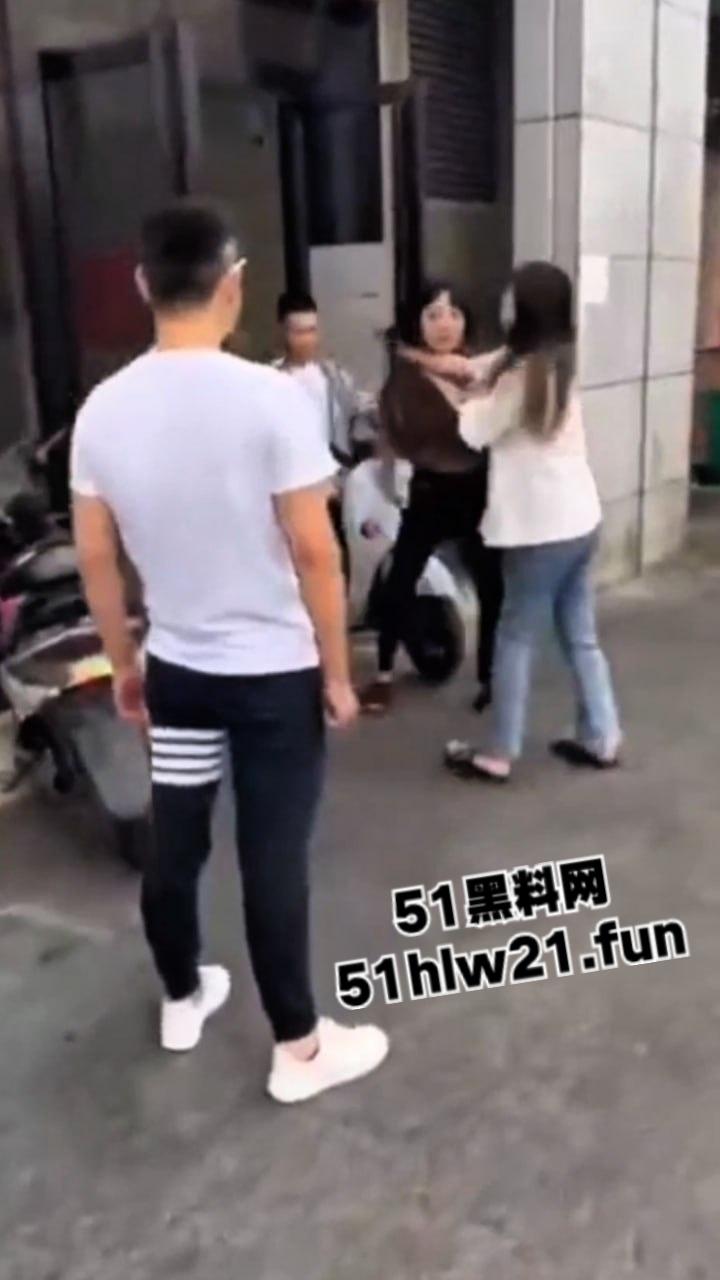 广西精神小妹砍人,俩小美女街头吵架短发妹直接掏出折叠刀,气急之下狂砍对方脸部,估计俩人都不敢装逼了吧!-2