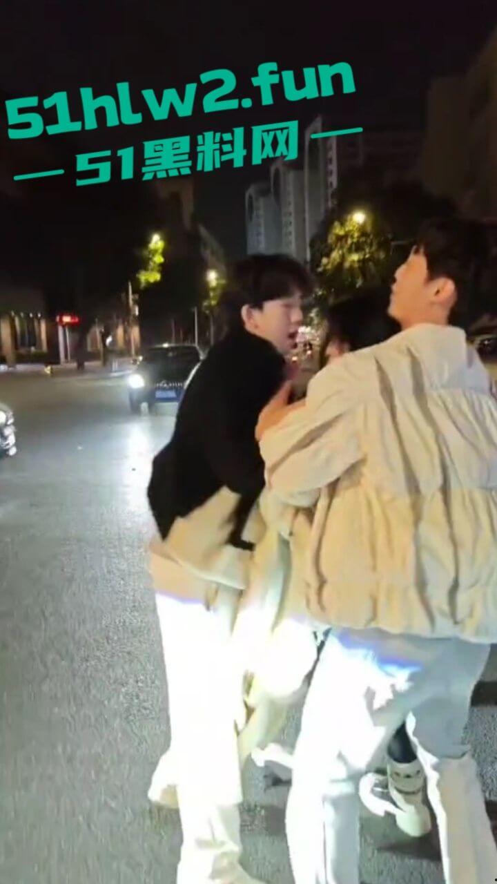 汕头小仙女和闺蜜喝醉被三男子搭讪,结果小仙女直接暴走当街殴打辱骂男子,这是真猖狂啊。-2