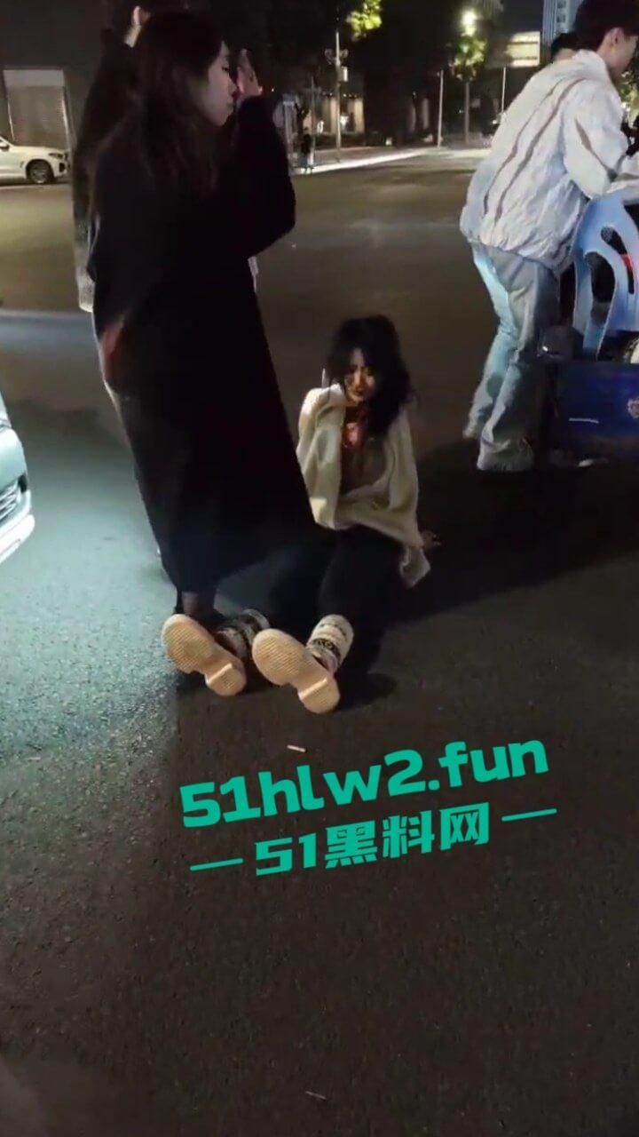 汕头小仙女和闺蜜喝醉被三男子搭讪,结果小仙女直接暴走当街殴打辱骂男子,这是真猖狂啊。-9
