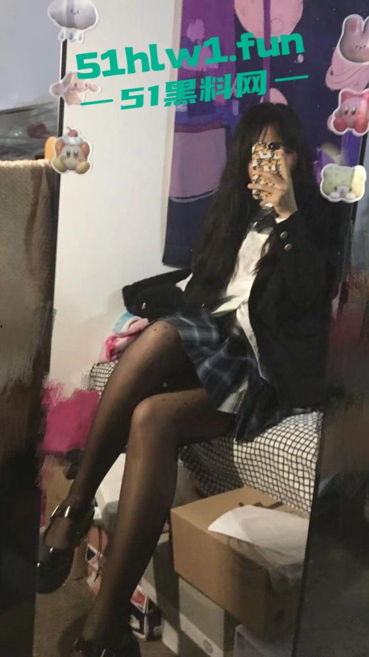 柳州学生嫩妹【叶露露】不雅视频流出被曝光，撅臀展示浓密私处娇嫩玉体完美呈现。-1