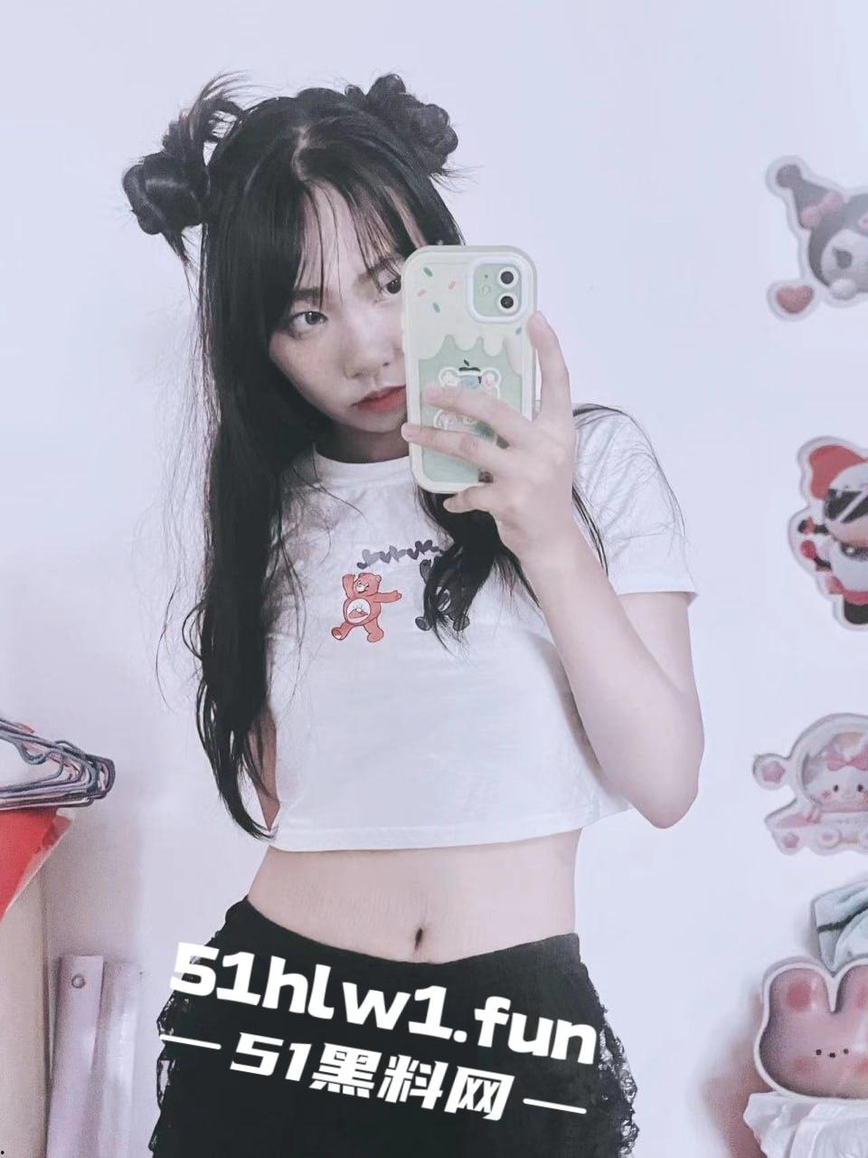 柳州学生嫩妹【叶露露】不雅视频流出被曝光，撅臀展示浓密私处娇嫩玉体完美呈现。-2