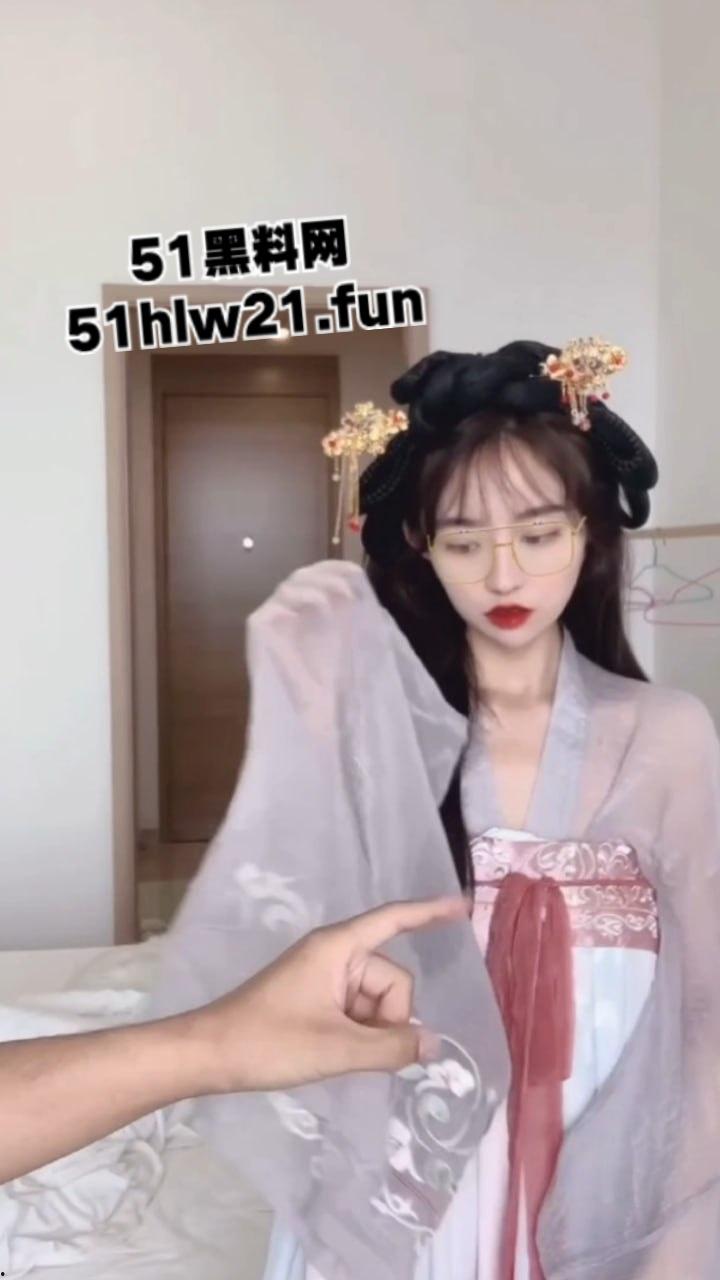 超美玉女91女神【不见星空】火遍全网性感嫩妹,穿性感包臀裙秀修长美腿和口活技巧,肥美翘臀后入太刺激了。-2