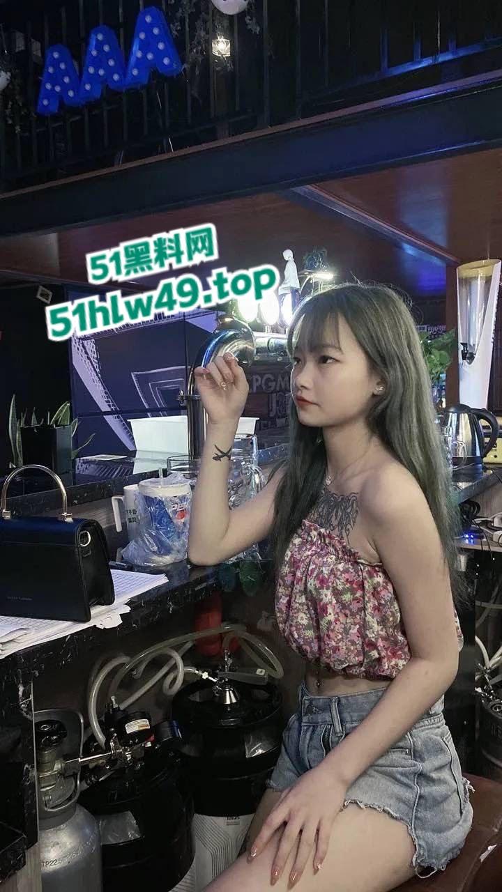 清纯反差纹身婊远程接受主人调教,揉奶亮胸尽显淫荡,对镜抠逼急需大屌止痒。-7