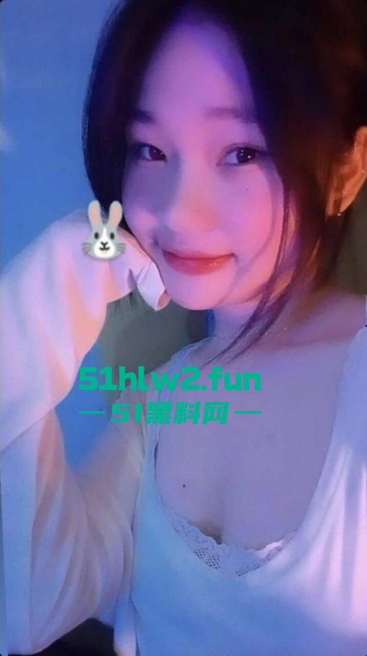 越南萌妹【Jobgg】用HoneyCam和男友玩裸聊自慰捏奶,被男友录屏放网上流出。-3